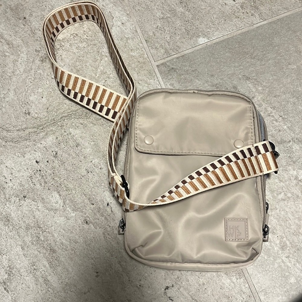 IHKWIP Every day essentials Crossbody w Strap